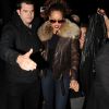 Rihanna se fraye un chemin à la sortie du Stringfello à Londres le 12 octobre 2011