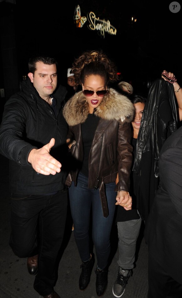 Rihanna se fraye un chemin à la sortie du Stringfello à Londres le 12 octobre 2011