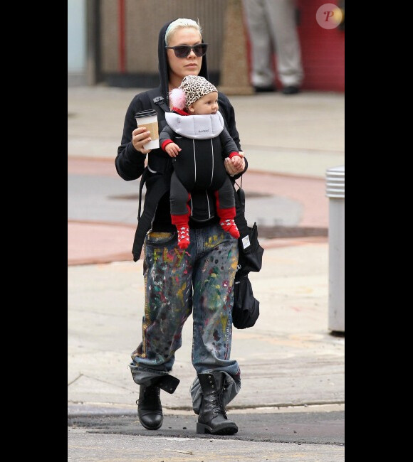 Pink affirme son look punk en balade avec sa petit Willow à New York le 13 octobre 2011