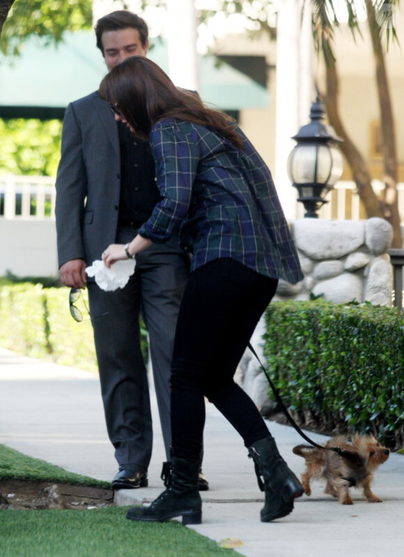 Leighton Meester promène son chien à Los Angeles et tient à ramasser les défections de ce dernier, lundi 10 octobre 2011.