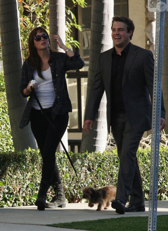 Leighton Meester promène son chien à Los Angeles, lundi 10 octobre 2011.