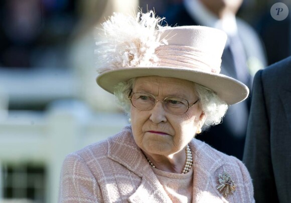 La reine Elizabeth II au British Champions Day à Ascot, le 15 octobre 2011. La monarque n'a pas le sourire, mais a tout de même vu Frankel triompher.