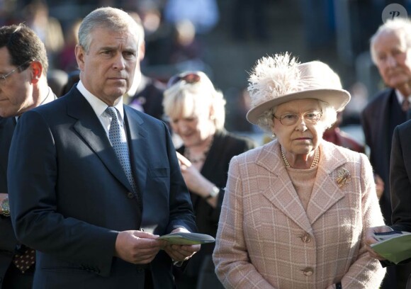 La reine Elizabeth II était accompagnée par son fils le prince Andrew au British Champions Day à Ascot, le 15 octobre 2011. La journée a été riche en sensations, de la victoire du flamboyant Frankel à la grogne des jockeys avec le scandale des cravaches.