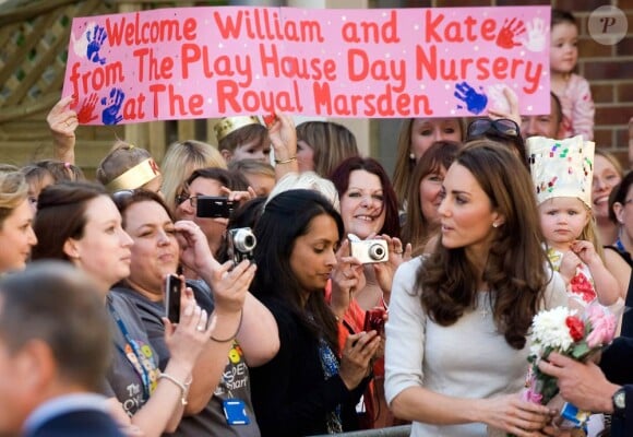 En visite au Royal Marsden Hospital à Sutton le 29 septembre 2011 pour y inaugurer le service Oak Centre for Children and Young People, la duchesse Catherine de Cambridge avait fait forte impression, là où Diana s'était illustrée 29 ans plus tôt.