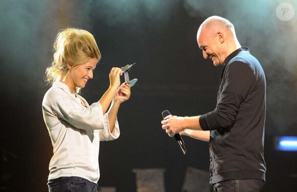 Gaëtan Roussel, président du jury, remet le prix Constantin à Selah Sue, à L'Olympia de Paris, le 17 octobre 2011.