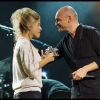 Selah Sue reçoit le dixième prix Constantin des mains du président Gaëtan Roussel, à Paris, le 17 octobre 2011.
