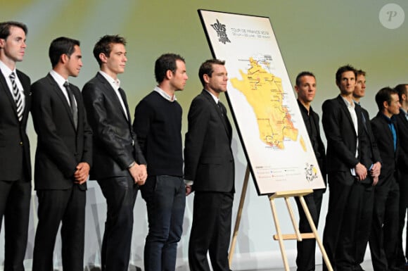 Cadel Evans et les coureurs du tour de France lors de la présentation du parcours 2012 au Palais des Congrés de Paris le 18 octobre 2012