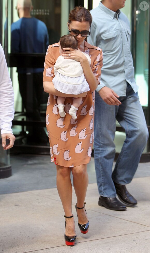 Entre toutes ses occupations, Victoria Beckham trouve néanmoins le temps de s'occuper de sa famille : une petite virée shopping avec Harper avant de retrouver les garçons au stade ! New York, le 16 octobre 2011.
