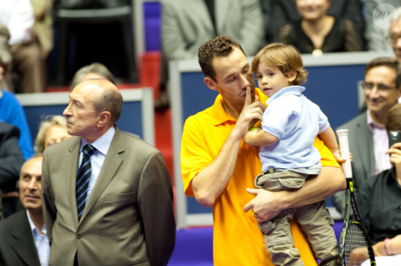Michaël Llodra et son fils Théo après sa défaite en finale à Lyon le 1er novembre 2009