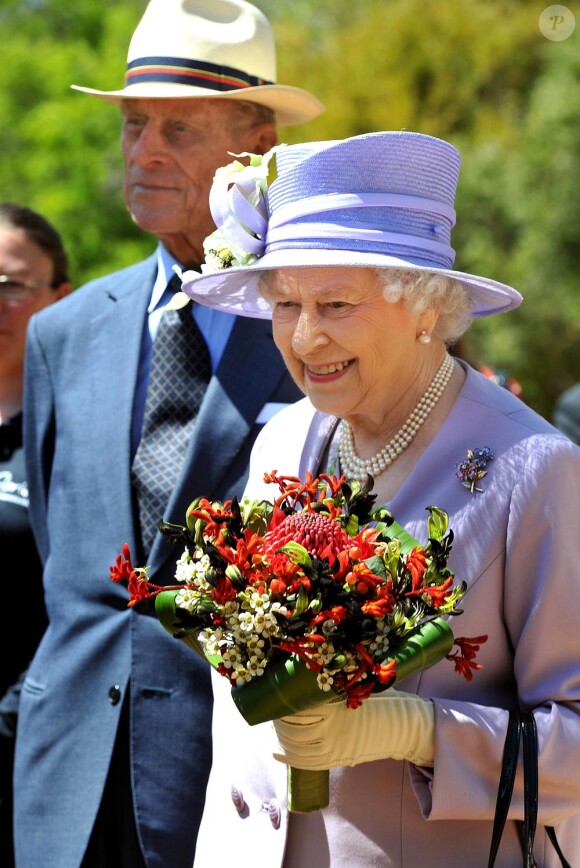 Au second jour de sa visite officielle en Australie du 19 au 29 octobre, la reine Elizabeth II, avec son époux le duc d'Edimbourg, s'est promenée à la Florade, l'exposition florale de Canberra, jeudi 20 octobre.