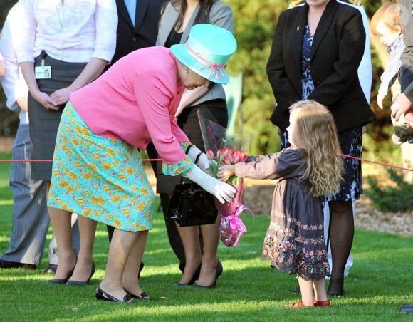 Visite du parc de Government House, jeudi 20 octobre 2011. La reine Elizabeth II a atterri en Australie, à l'aéroport militaire de Canberra, mercredi 19 octobre 2011, pour sa seizième et possiblement dernière visite dans le pays.
