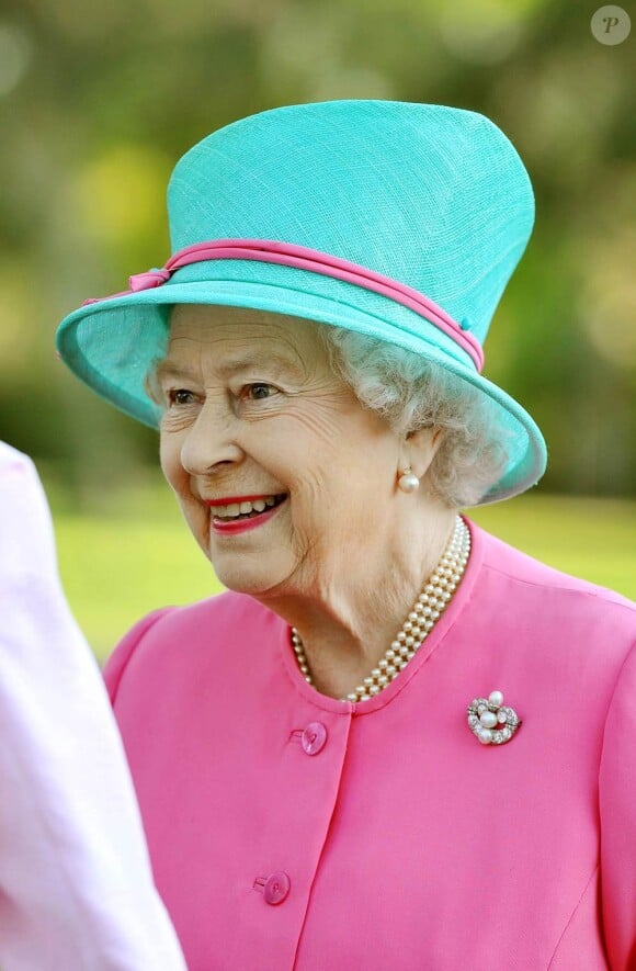 Un look pimpant pour une visite du parc de Government House, jeudi 20 octobre 2011. La reine Elizabeth II a atterri en Australie, à l'aéroport militaire de Canberra, mercredi 19 octobre 2011, pour sa seizième et possiblement dernière visite dans le pays.