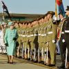 La reine Elizabeth II a effectué la revue des troupes après avoir atterri en Australie, à l'aéroport militaire de Canberra, mercredi 19 octobre 2011, pour sa seizième et possiblement dernière visite dans le pays.