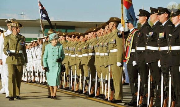 La reine Elizabeth II a effectué la revue des troupes après avoir atterri en Australie, à l'aéroport militaire de Canberra, mercredi 19 octobre 2011, pour sa seizième et possiblement dernière visite dans le pays.