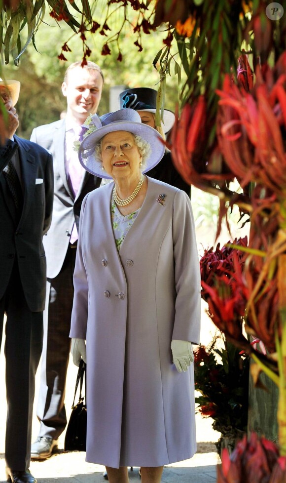 Au second jour de sa visite officielle en Australie du 19 au 29 octobre, la reine Elizabeth II, avec son époux le duc d'Edimbourg, s'est promenée à la Florade, l'exposition florale de Canberra, jeudi 20 octobre.