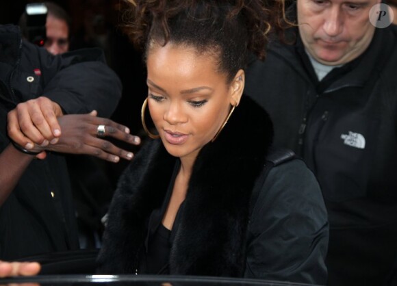 Rihanna à la sortie de son hôtel parisien le 20 octobre, se rend à Paris Bercy pour son Loud Tour