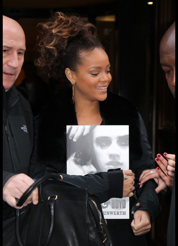 Rihanna à la sortie de son hôtel parisien le 20 octobre, se rend à Paris Bercy pour son Loud Tour