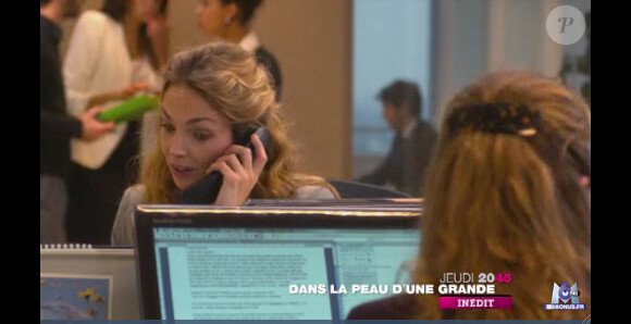 Claire Keim au bureau dans le téléfilm Dans la peau d'une grande, diffusé jeudi 27 octobre 2011 sur M6