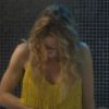 Claire Keim regarde sa culotte dans le téléfilm Dans la peau d'une grande, diffusé jeudi 27 octobre 2011 sur M6