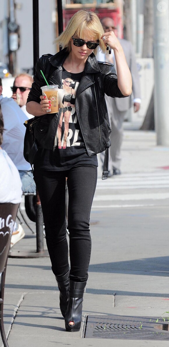 L'actrice américaine Mena Suvari, de sortie pour déguster une glace pilée. Los Angeles, le 20 octobre 2011.