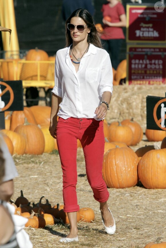 Le top model Alessandra Ambrosio, dans un look stylé et confortable pour préparer Halloween. Los Angeles, le 17 octobre 2011.