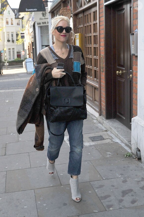 La styliste Gwen Stefani, toujours très stylée, joue les garçons avec un look boyish. Londres, le 21 octobre 2011.