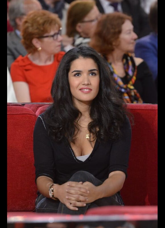 Sabrina Ouazani lors de l'enregistrement de Vivement dimanche à Paris (diffusion le 23 octobre 2011)
