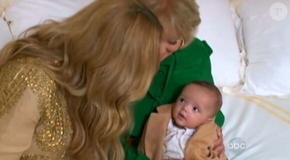 Mariah Carey dévoile ses jumeaux Moroccan et Monroe à Barbara walters pour l'émission 20/20 sur ABC, le 21 octobre 2011.