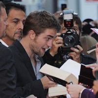 Robert Pattinson face à un raz-de-marée en plein Paris