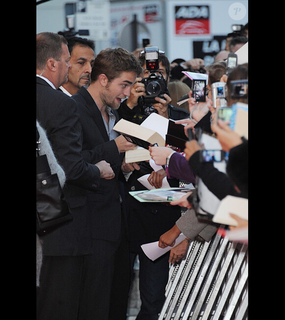 Robert Pattinson lors du fan event de Twilight - chapitre IV Révélation (partie I) à Paris le 23 octobre 2011