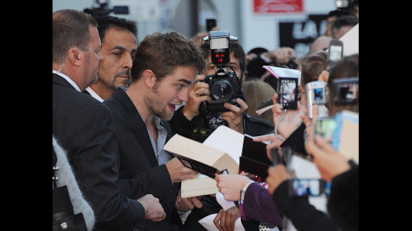 Robert Pattinson face à un raz-de-marée en plein Paris