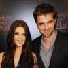 Ashley Greene et Robert Pattinson lors du fan event de Twilight - chapitre IV Révélation (partie I) à Paris le 23 octobre 2011