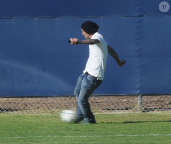 Même lorsqu'il n'est pas de match avec son équipe des Los Angeles Galaxy, David Beckham ne peut s'empêcher de taper dans le ballon, ici à Long Beach à Los Angeles le 22 octobre 2011