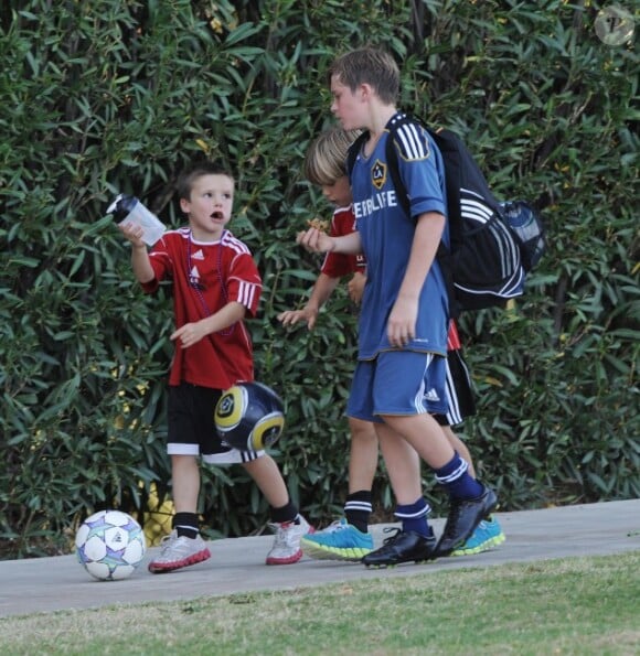 Les enfants de David Beckham, Brooklyn, Romeo et Cruz à Long Beach à Los Angeles le 22 octobre 2011