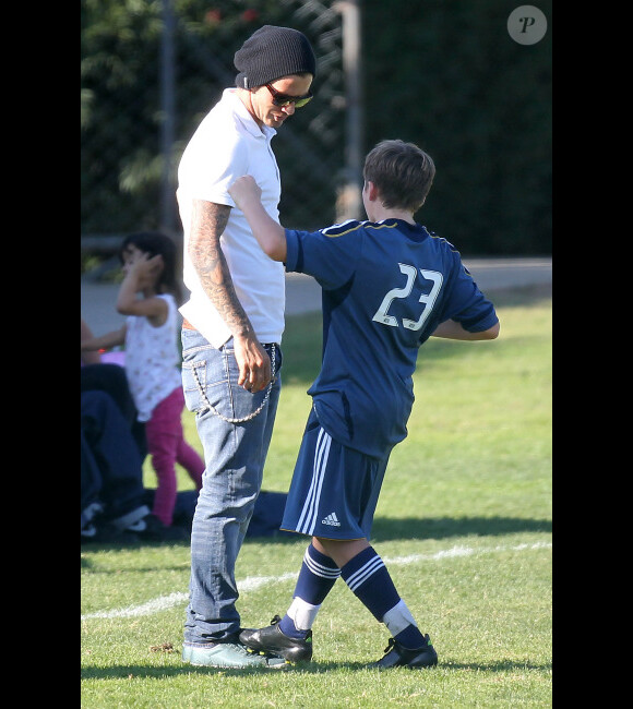 David Beckham donne quelques conseils à son fils aîné Brooklyn à Long Beach à Los Angeles le 22 octobre 2011