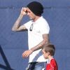 David Beckham et son fils Cruz lors d'un match de foot disputé par son aîné Brooklyn à Long Beach à Los Angeles le 22 octobre 2011