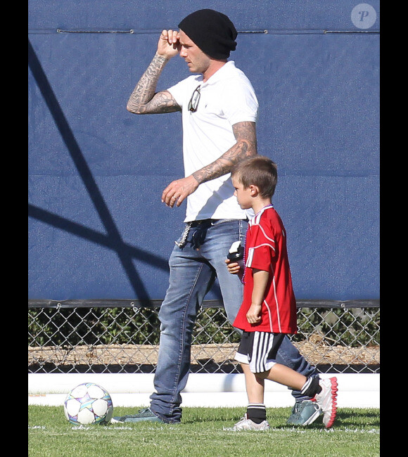 David Beckham et son fils Cruz lors d'un match de foot disputé par son aîné Brooklyn à Long Beach à Los Angeles le 22 octobre 2011