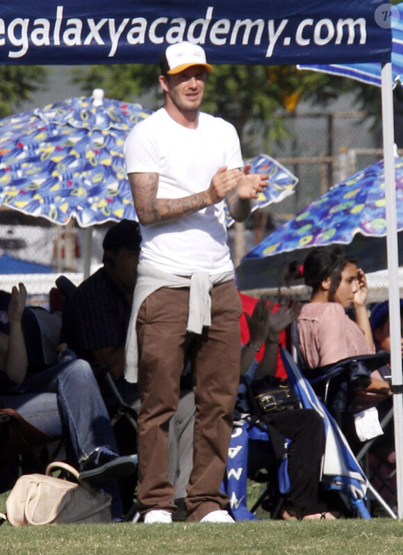 David Beckham, supporter attentif de son fils Cruz lors d'un match de football le 15 octobre 2011 à Los Angeles