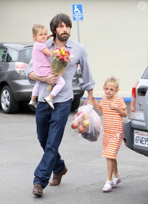 Ben Affleck et ses adorables filles Seraphina et Violet en train de faire des courses au marché fermier, le 23 octobre 2011 à Los Angeles. La petite famille revient les sac remplis ! 