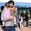 Ben Affleck et ses filles Seraphina et Violet en train de faire des courses au marché fermier, le 23 octobre 2011 à Los Angeles. Ce bouquet serait-il pour Jennifer Garner ? 