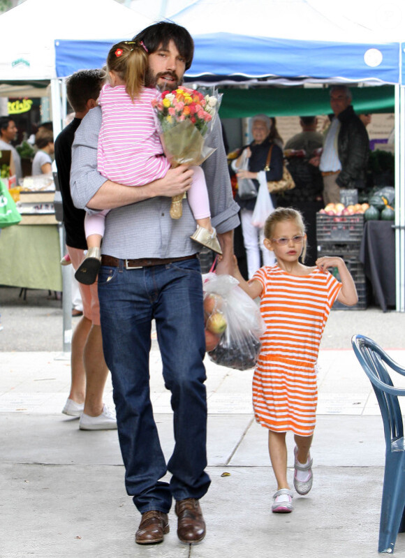 Ben Affleck et ses filles Seraphina et Violet en train de faire des courses au marché fermier, le 23 octobre 2011 à Los Angeles. Ce bouquet serait-il pour Jennifer Garner ? 