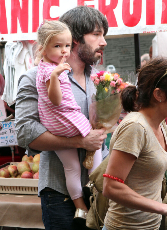 Ben Affleck et sa petite Seraphina en train de faire des courses au marché fermier, le 23 octobre 2011 à Los Angeles