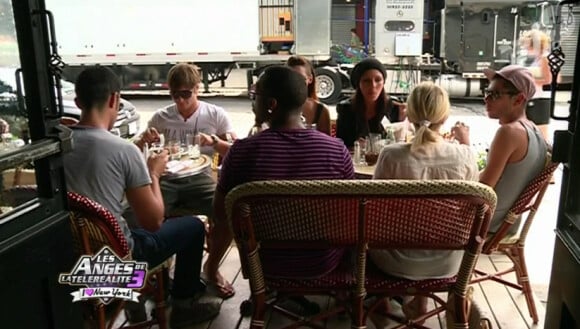 Les anges au restaurant dans les Anges de la télé-réalité 3, lundi 24 octobre 2011 sur NRJ 12