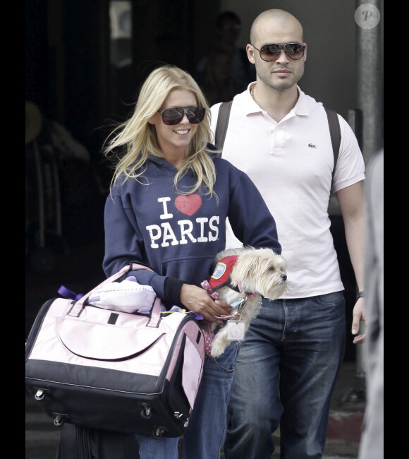 Tara Reid et son "faux" époux Zack Kehayov à l'aéroport de Los Angeles le 5 août 2011