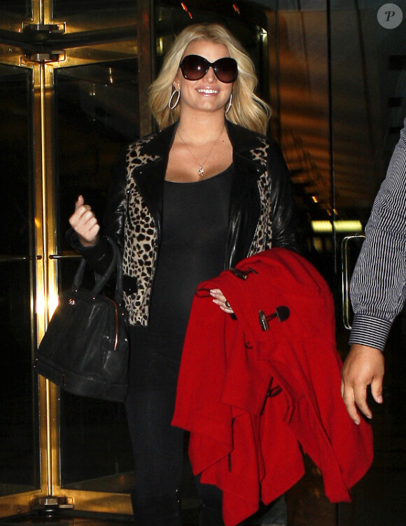 Jessica Simpson tout sourire alors qu'elle sort de son hôtel, le mardi 25 octobre 2011.
