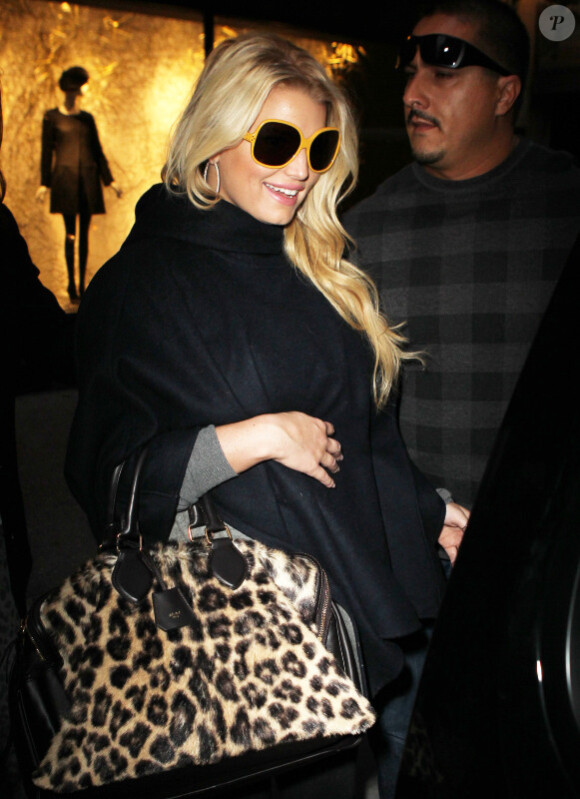 Jessica Simpson laisse entrevoir sa baby bump pour la première fois, à New York, le lundi 24 octobre 2011.