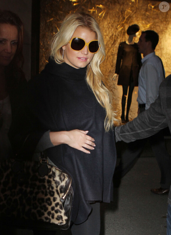 Jessica Simpson laisse entrevoir sa baby bump pour la première fois, à New York, le lundi 24 octobre 2011.