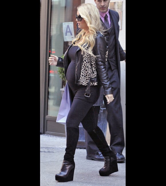 Jessica Simpson quitte son hôtel new-yorkais, mardi 25 octobre 2011.