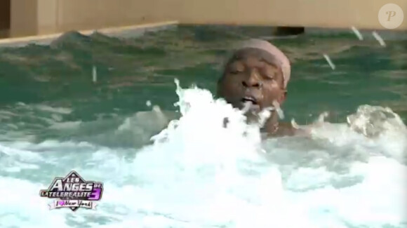 Big John dans la piscine dans les Anges de la télé-réalité 3, mercredi 26 octobre 2011 sur NRJ 12