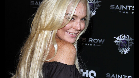 Lindsay Lohan : De retour d'une soirée en nightclub, à genoux devant chez elle !